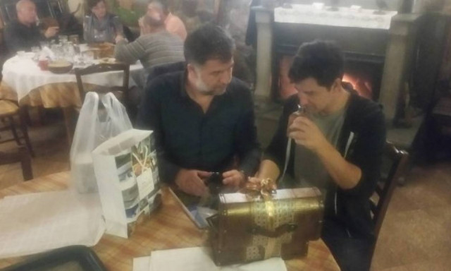 Γρεβενά: Γιατί τα βλέμματα όλων των πελατών έπεσαν πάνω σε αυτό το τραπέζι (photo)