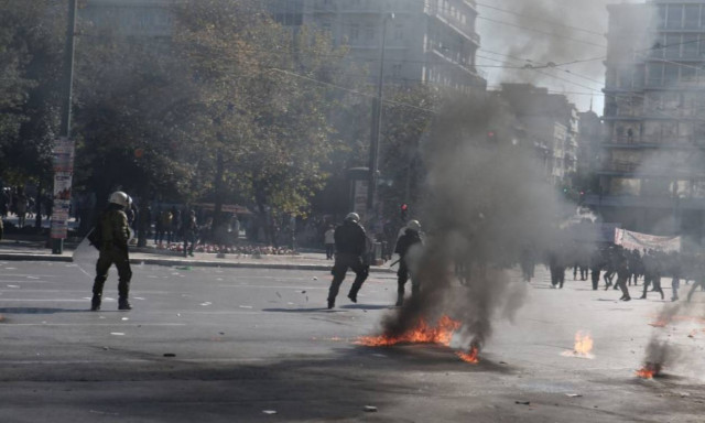 «Πνίγεται» στις μολότοφ και τα χημικά το Σύνταγμα