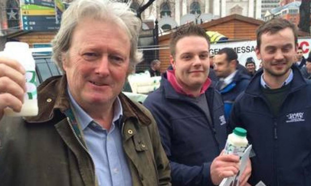 Διαμαρτυρήθηκαν... κάνοντας μπάνιο σε πισίνα με γάλα Γάλλοι και Γερμανοί παραγωγοί