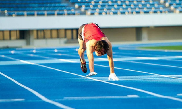Ιάπωνας έσπασε το παγκόσμιο ρεκόρ στα… τέσσερα! (video)