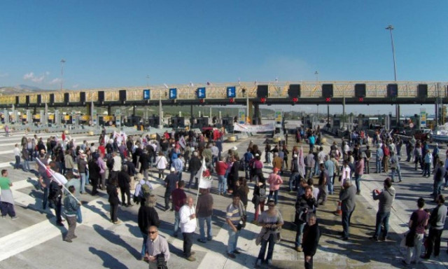 Στους δρόμους οι αγρότες: Ανοίξαν τα διόδια στον Ισθμό