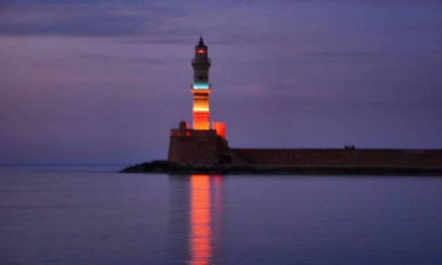 Επίθεση Γαλλία: Με τα χρώματα της γαλλικής σημαίας φωτίστηκε ο φάρος στο παλιό λιμάνι των Χανίων