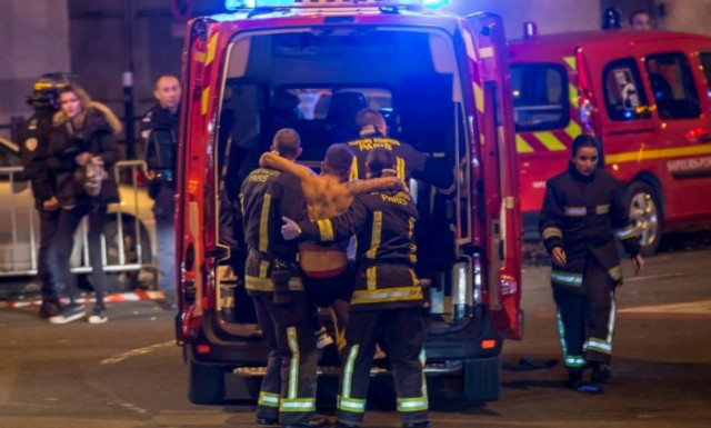 Επίθεση Παρίσι: Το βράδυ που η γαλλική πρωτεύουσα βυθίστηκε στο αίμα μέσα από εικόνες που «παγώνουν»