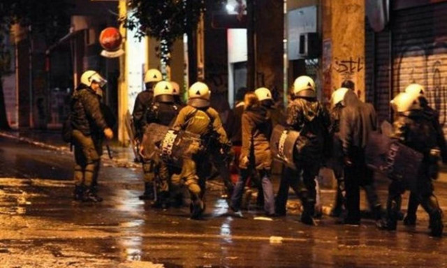 Επίθεση με πέτρες και μολότοφ σε διμοιρία των ΜΑΤ