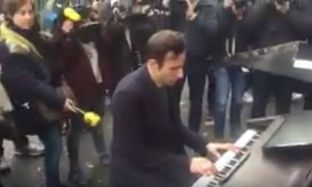 Επίθεση Παρίσι: Το «Imagine» του Λένον ακούστηκε  έξω από το Μπατακλάν (video)