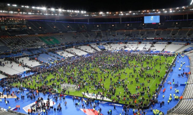 Επίθεση Παρίσι: Δραματικές εικόνες από το Stade de France (vid)