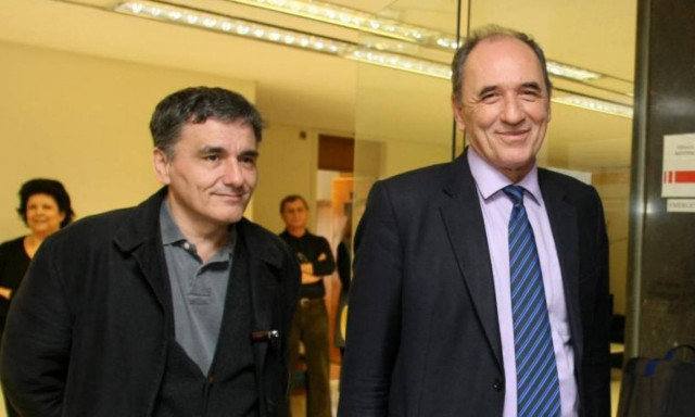 Σε εξέλιξη η συνάντηση Τσακαλώτου - Σταθάκη με τους θεσμούς