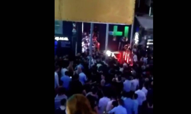 Κατέρρευσε γυάλινο μπαλκόνι σε κλαμπ της Βαλέτα - 74 τραυματίες (vid)