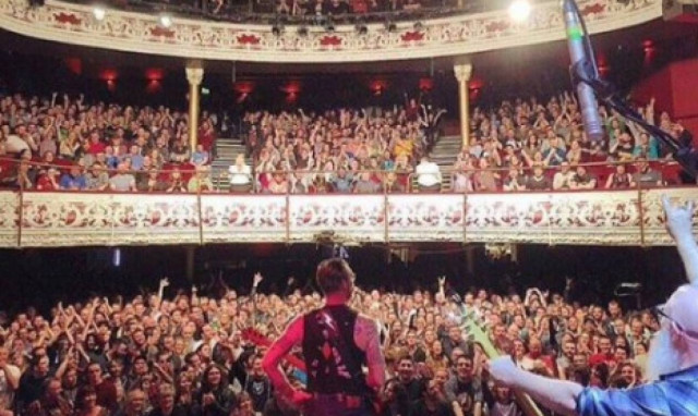 Νέο βίντεο ΣΟΚ: Οι πυροβολισμοί μέσα στο θέατρο Μπατακλάν