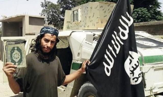 Σκληρές εικόνες: Ο «εγκέφαλος» του μακελειού στο Παρίσι σέρνει ακρωτηριασμένα πτώματα (video)