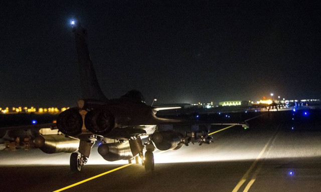 Οι επιδρομές των Γάλλων έπληξαν στρατόπεδα εκπαίδευσης και αποθήκες όπλων του ISIS