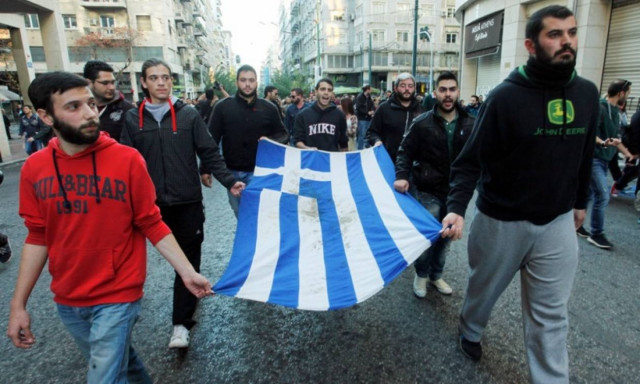 Πολυτεχνείο: Ένταση στην πορεία προς την Αμερικάνικη Πρεσβεία – Φυγαδεύτηκε η σημαία