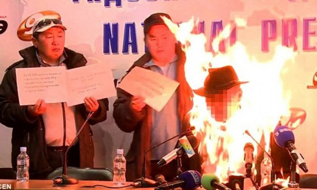 Σκληρές εικόνες: Συνδικαλιστής αυτοπυρπολήθηκε σε συνέντευξη Τύπου (video+photos)