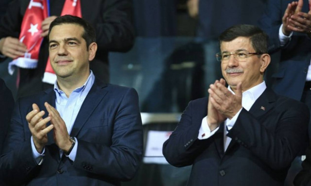 Στα αποδυτήρια πήγαν Τσίπρας και Νταβούτογλου μετά το πέρας του αγώνα Ελλάδα - Τουρκία