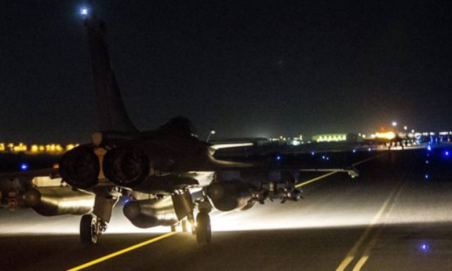 Ανελέητοι βομβαρδισμοί της Γαλλίας κατά των τζιχαντιστών με τη βοήθεια της Ρωσίας