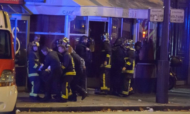 Η φωτογραφία που κάνει το γύρο του Διαδικτύου – Αστυνομικός λυγίζει βλέποντας το μακελειό