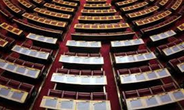 Με τροπολογίες η κατάργηση του ΦΠΑ 23% στην εκπαίδευση και οι αλλαγές στα τέλη ΙΧ