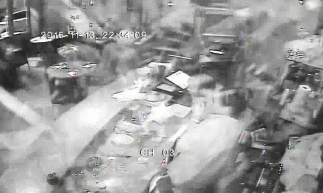 Επίθεση Παρίσι: Το σοκαριστικό βίντεο από τη στιγμή της τρομοκρατικής επίθεσης στο εστιατόριο