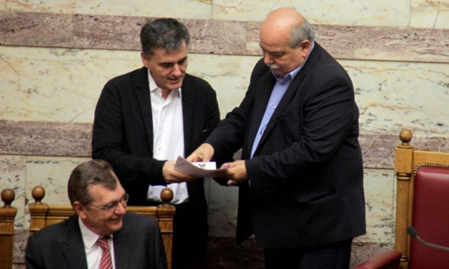 Κατάθεση προϋπολογισμού στη Βουλή και στο βάθος... φοροκαταιγίδα