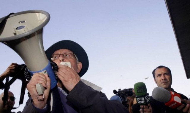 Νικάνωρ Aκόστα: Ένας παππούς διαδηλώνει ενάντια στις εξώσεις