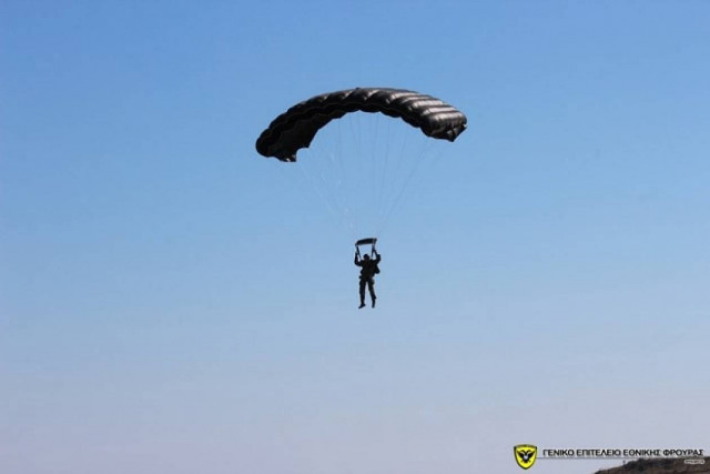 Εκπαίδευση Κυπρίων Καταδρομών σε ρίψεις από C-130 της ΠΑ (pics)