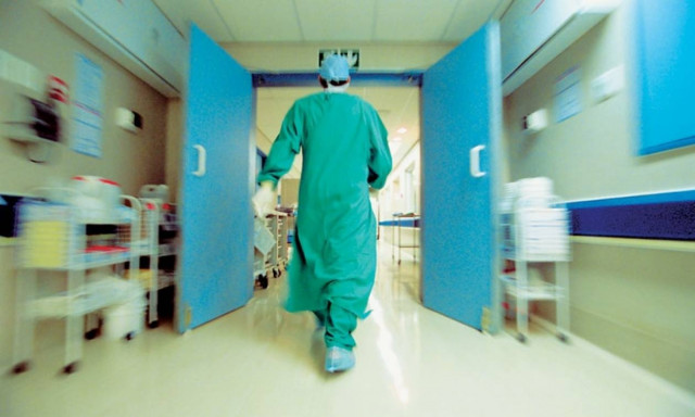 Τρομακτικό: Διευθυντής κλινικής χειρουργούσε για χρόνια χωρίς να διαθέτει... πτυχίο!