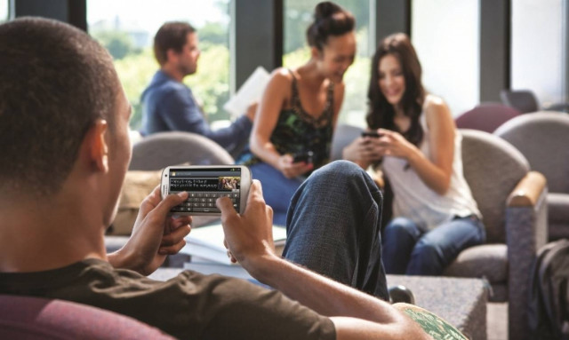 Οι Έλληνες αποφεύγουν τα SMS