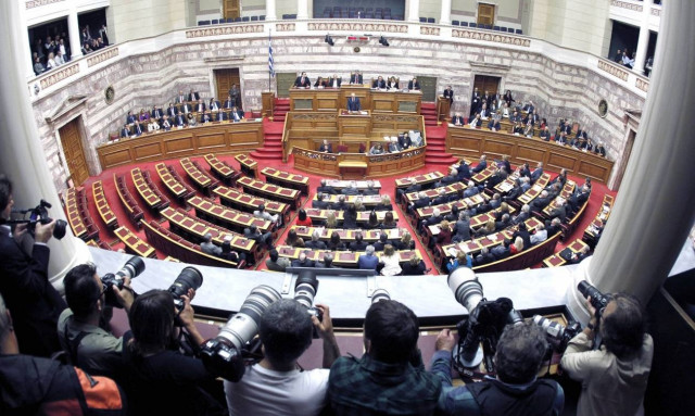 Εκτός Bουλής δύο υπάλληλοι που εντοπίστηκαν με παραποιημένους φακέλους