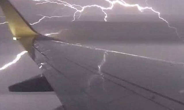 Τρόμος στον αέρα: Κεραυνός χτυπά αεροπλάνο εν πτήσει! (video)