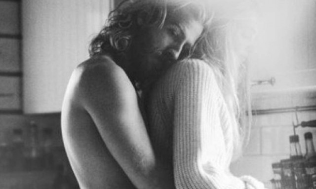 4 σημάδια που μαρτυρούν ότι είναι κολλημένος με την πρώην του