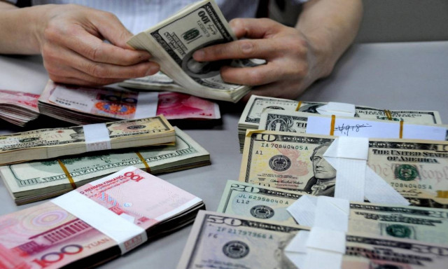 Προς χαμηλό επταμήνου έναντι του δολαρίου το ευρώ