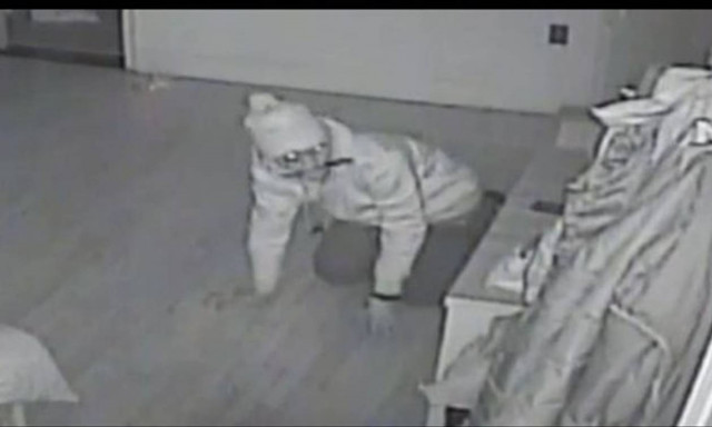 Ανατριχιαστικό βίντεο: Κλέφτης με μαχαίρι εισέβαλε στην κρεβατοκάμαρα ενώ ο ιδιοκτήτης κοιμόταν