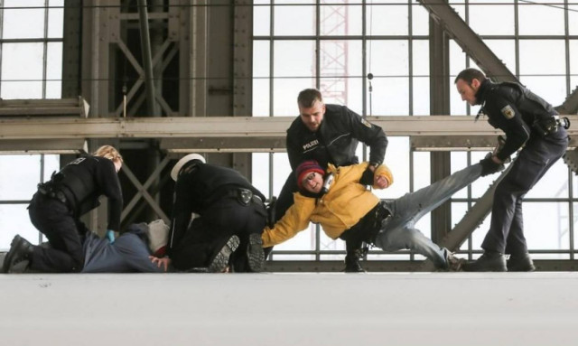 Διαδηλωτές αλυσοδέθηκαν στην Φρανκφούρτη