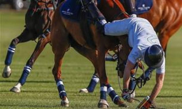 Ο πρίγκιπας Χάρι έπεσε από το άλογο (photos)