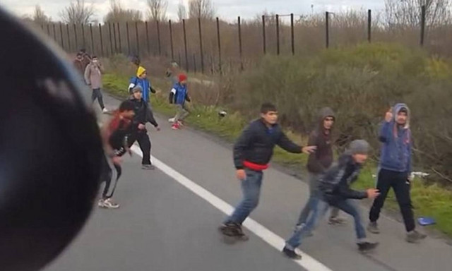 Οδηγός επιχειρεί να χτυπήσει με φορτηγό πρόσφυγες στο Καλαί (video)