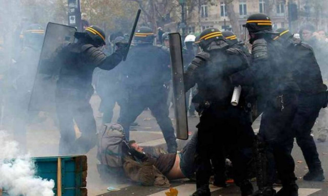 Xάος στο Παρίσι: Άγριες συγκρούσεις μεταξύ αστυνομικών και διαδηλωτών (photo&video)