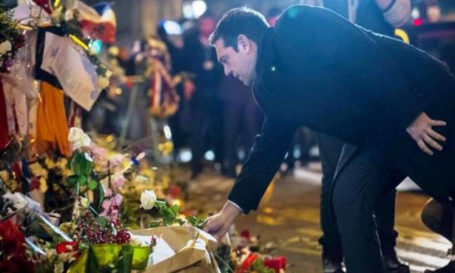 Γαλλία: Ένα λευκό τριαντάφυλλο άφησε ο Αλέξης Τσίπρας στο θέατρο Μπατακλάν