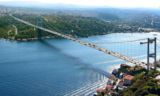 Ομαλά διεξάγεται η διέλευση των ρωσικών πλοίων από τον Βόσπορο (video)