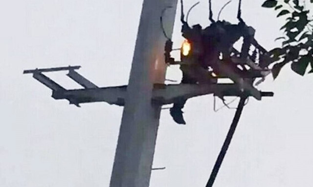 Σκληρές εικόνες: Τσακώθηκε με τη φίλη του και έπεσε… φλεγόμενος από κολόνα! (video)