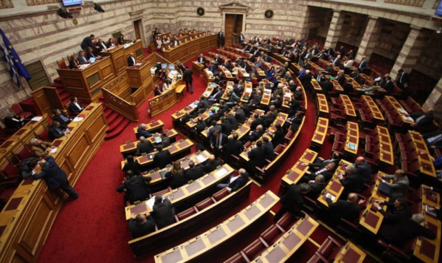 «Πυρ ομαδόν» κατά της κυβέρνησης στη συζήτηση για τον προϋπολογισμό