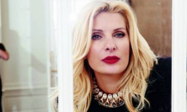 Δες πώς φόρεσε τις over-the-knee μπότες η Ελένη Μενεγάκη