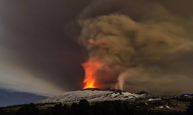 Εντυπωσιακό! Η Αίτνα εκρήγνυται... ο ορίζοντας παίρνει «φωτιά» (photos)