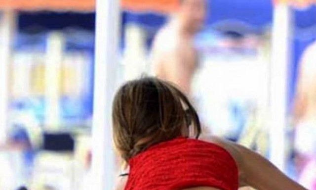 Έσκυψε και τα είδαμε όλα! (photos)