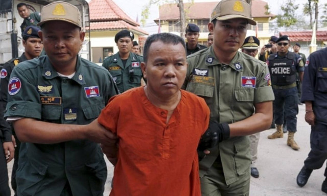 Καταδικάστηκε σε 25 χρόνια κάθειρξη γιατί μόλυνε τους ασθενείς του με AIDS!