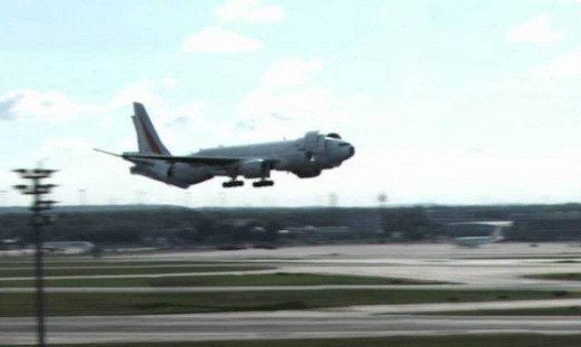 Η απίστευτη προσγείωση αεροπλάνου που έχει τρελάνει το διαδίκτυο! (video)