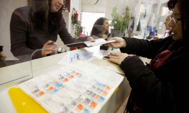 Τρελάθηκαν οι δανειστές: Ζητούν μείωση 15% στις συντάξεις άνω των 800 ευρώ