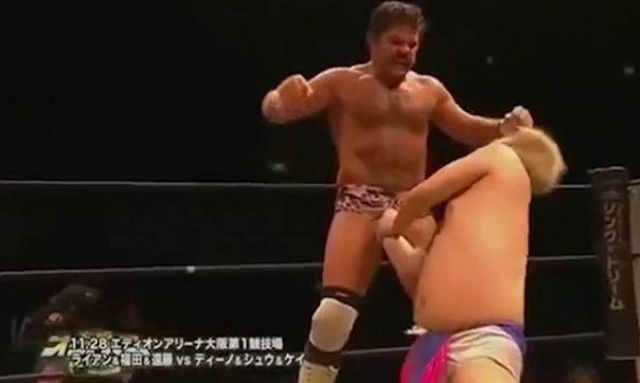 Απίστευτο βίντεο: Παλαιστής βγάζει νοκ-άουτ τον αντίπαλο με το… μόριό του!