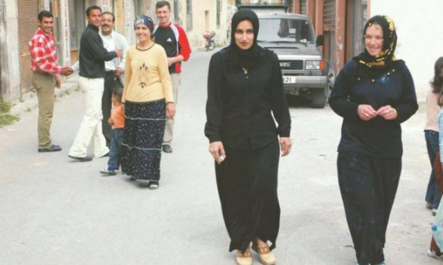 Ο Νταβούτογλου ζητά να στείλει κι άλλους εποίκους στα Κατεχόμενα!