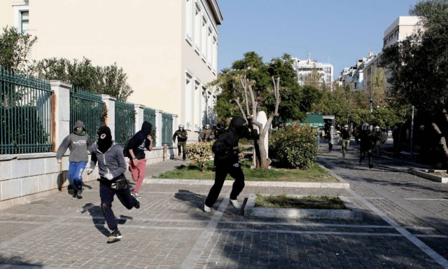 Επέτειος Γρηγορόπουλου: Πετροπόλεμος στα Προπύλαια (photos)
