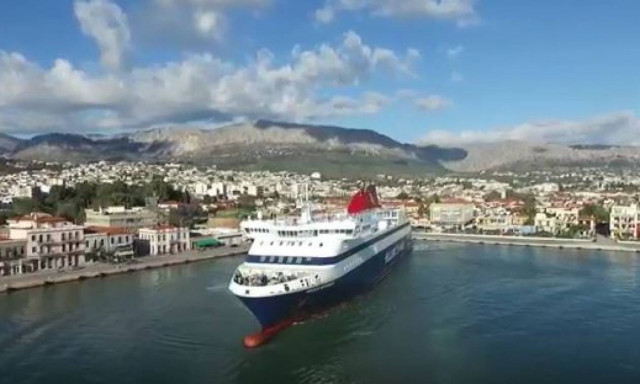 Οι μανούβρες ενός πλοιάρχου που εντυπωσιάζουν (video)